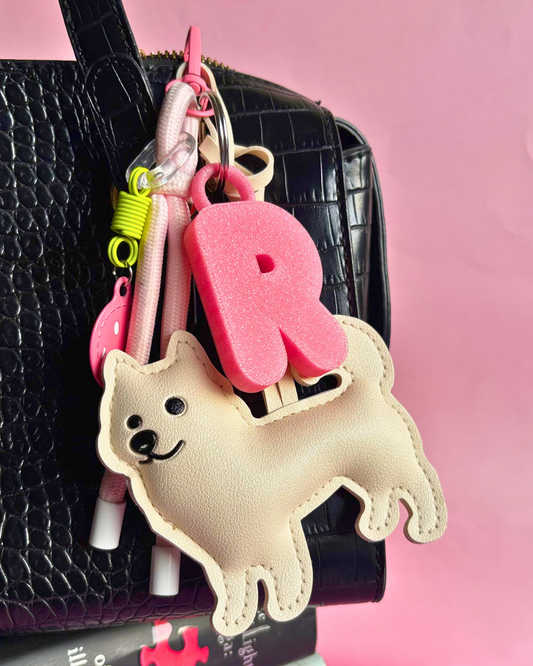Set Charm Perrito Blanco Cola Enroscada + Letra Personalizada