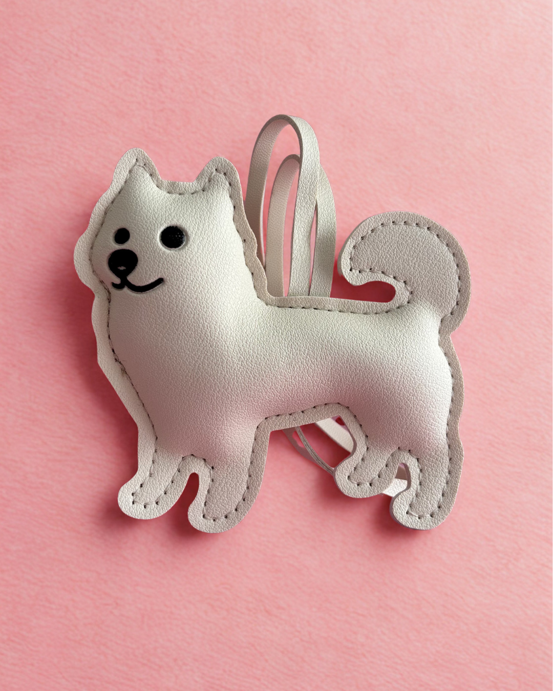Set Charm Perrito Blanco Cola Enroscada + Letra Personalizada