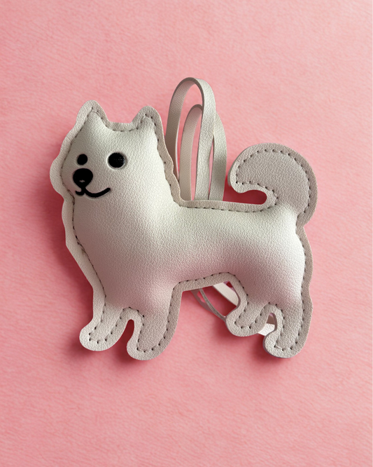 Set Charm Perrito Blanco Cola Enroscada + Letra Personalizada